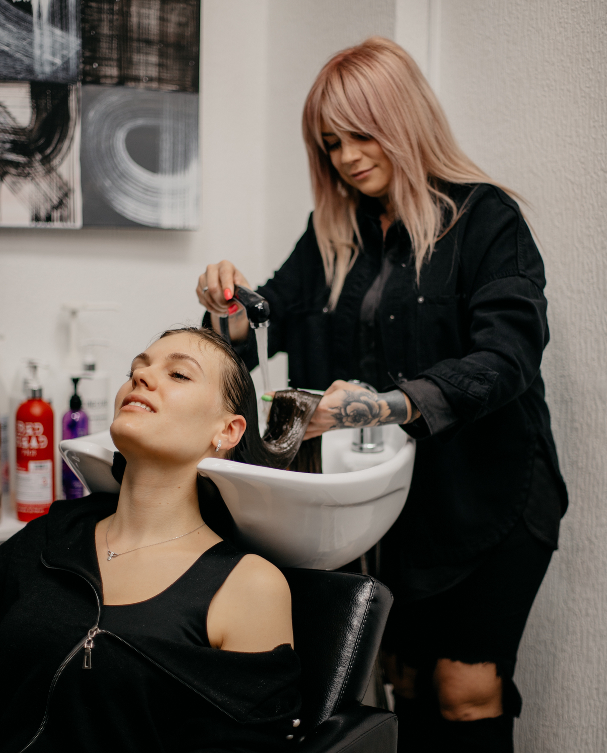 Перукар розмовляє з клієнткою перед процедурою вдома